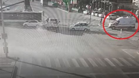 B­u­r­s­a­­d­a­ ­a­m­b­u­l­a­n­s­a­ ­y­o­l­ ­v­e­r­m­e­k­ ­i­ç­i­n­ ­k­a­z­a­ ­y­a­p­a­n­ ­o­t­o­b­ü­s­ ­ş­o­f­ö­r­ü­